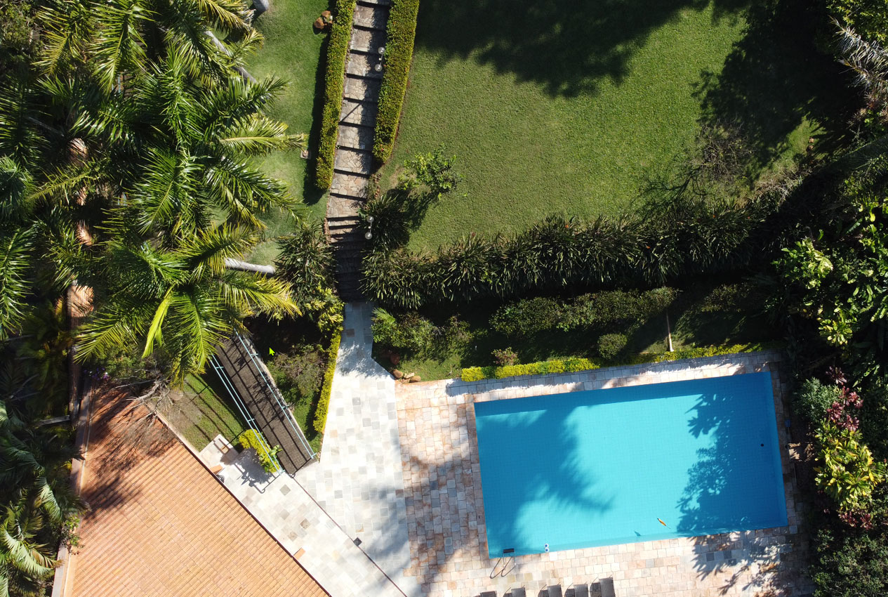 Piscina e área verde do Espaço Flamboyant